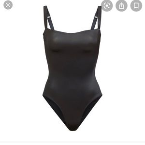 SKIMS Stretch Satin xs NWOT